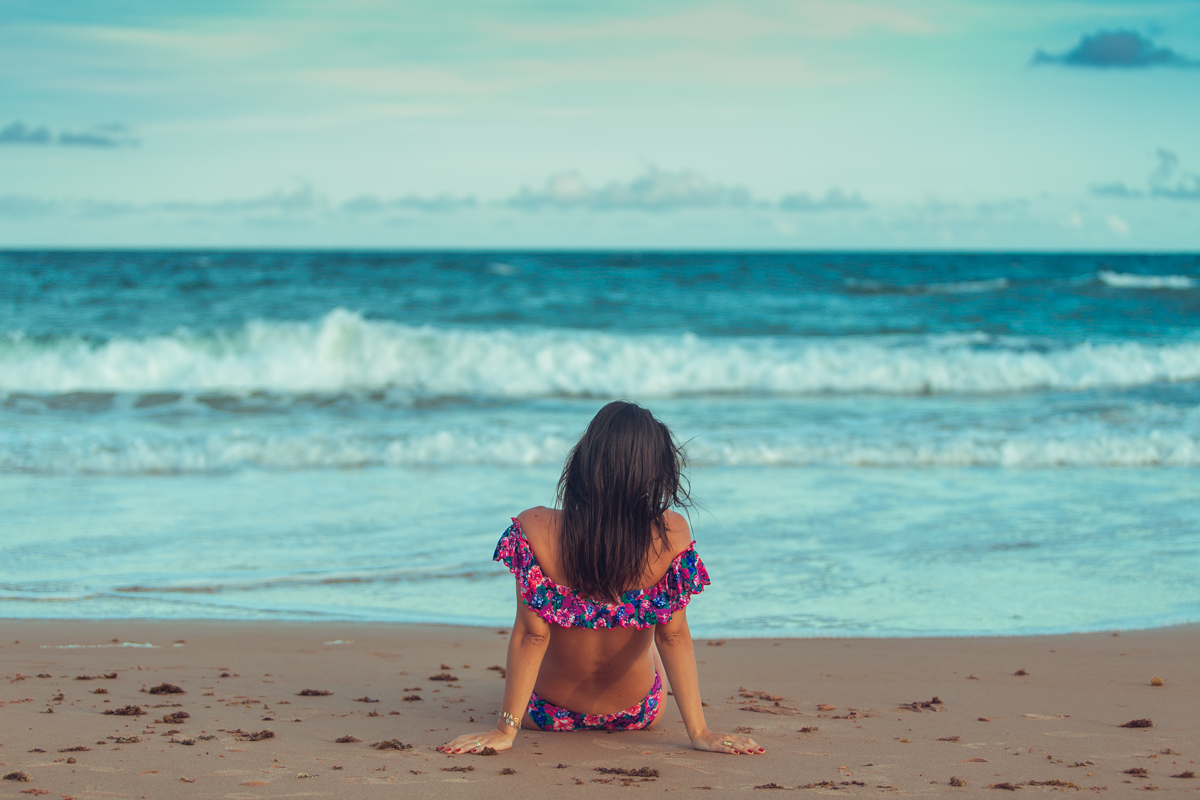 camila rabello na praia de busca vida em Salvador olhando para o mar