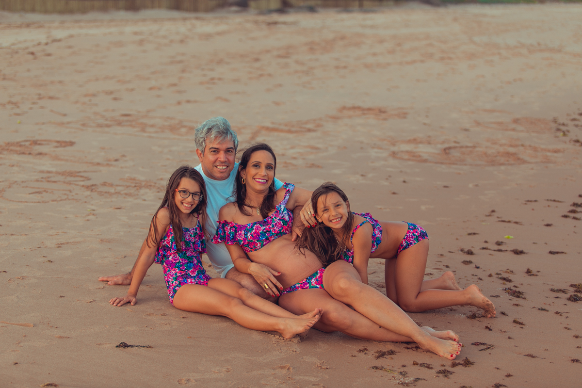 lucas e camila rabello e familia brincam durante fotos na praia de busca vida