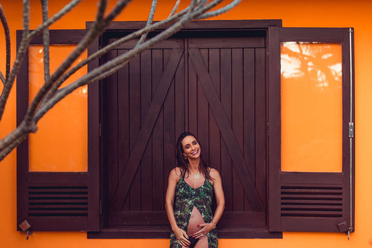 camila rabello faz foto gestante na janela na praia de busca vida