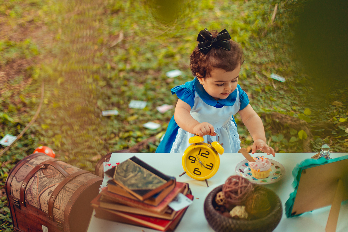 alice come bolo no ensaio fotografico tematico em salvador