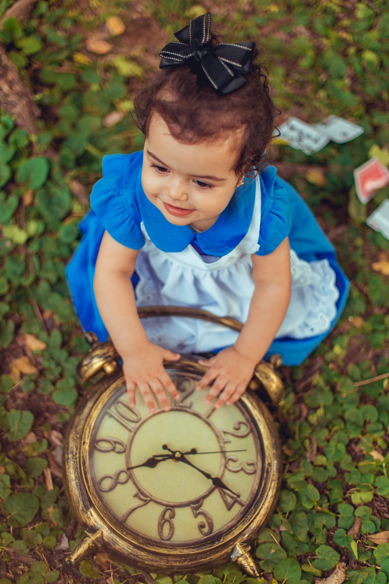 alice brinca com relogio durante ensaio tematico em salvador