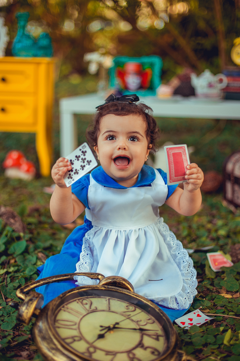 alice no pais das maravilhas decoração com cartas de baralho