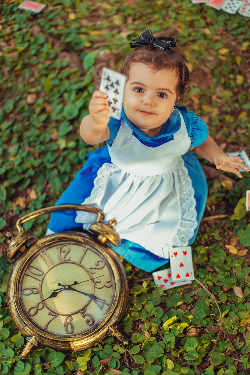 alice no pais das maravilhas usa cartas e relogio para brincar 