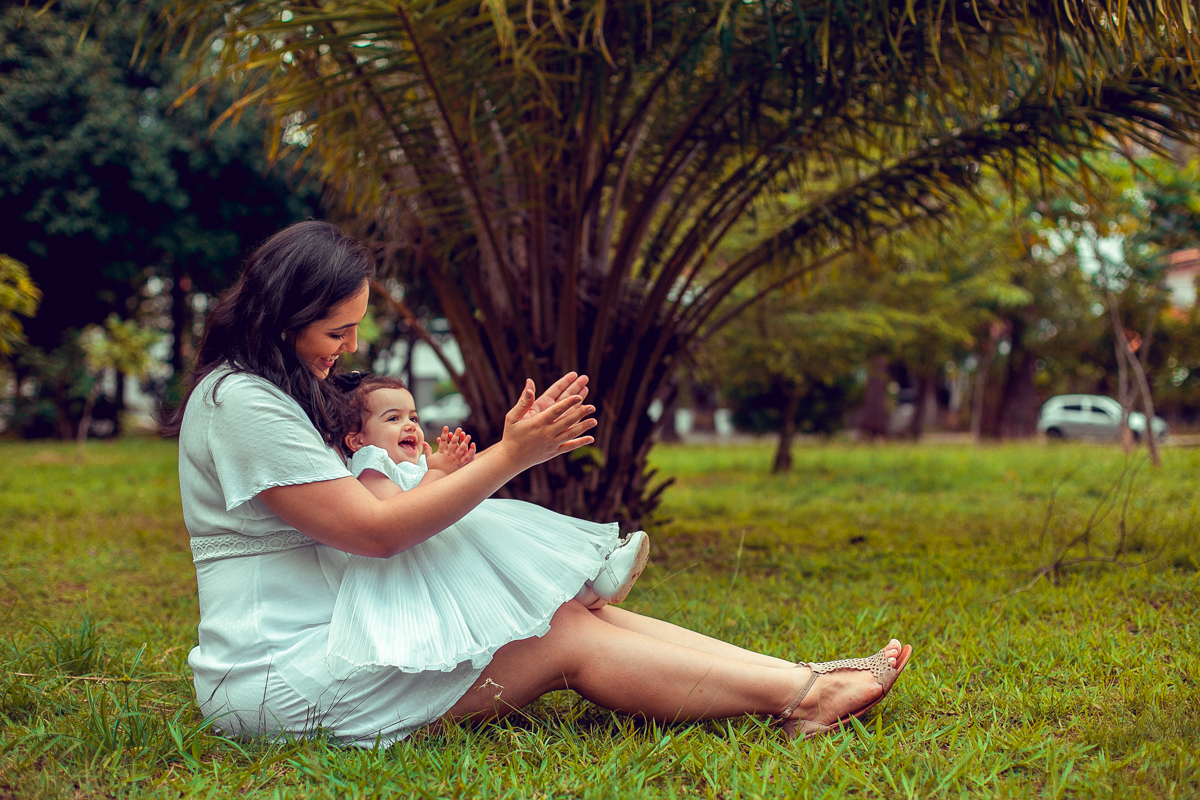 mae brinca com filha em sessão de fotos 1 ano em salvador