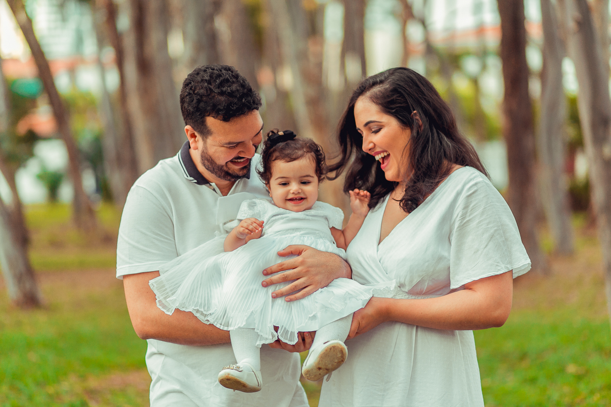 pais carregam filha durante foto infantil em salvador