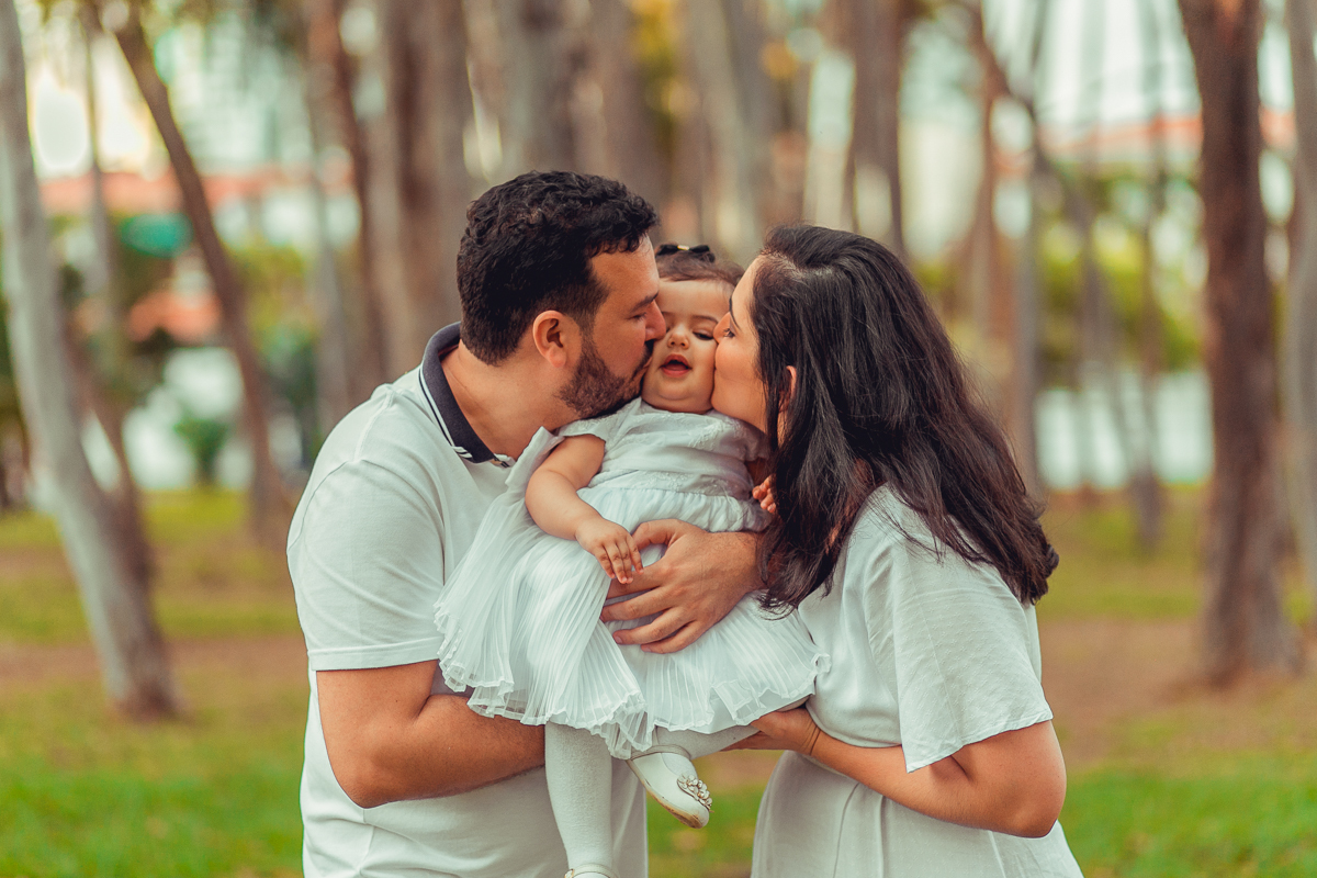 pai e mae beijam filha em ensaio fotografico em salvador