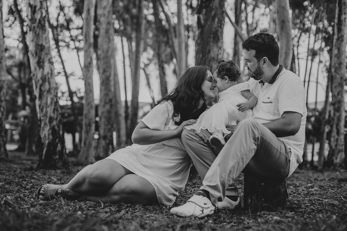 familia feliz no final do ensaio infantil de 1 ano da alice no pais das maravilhas