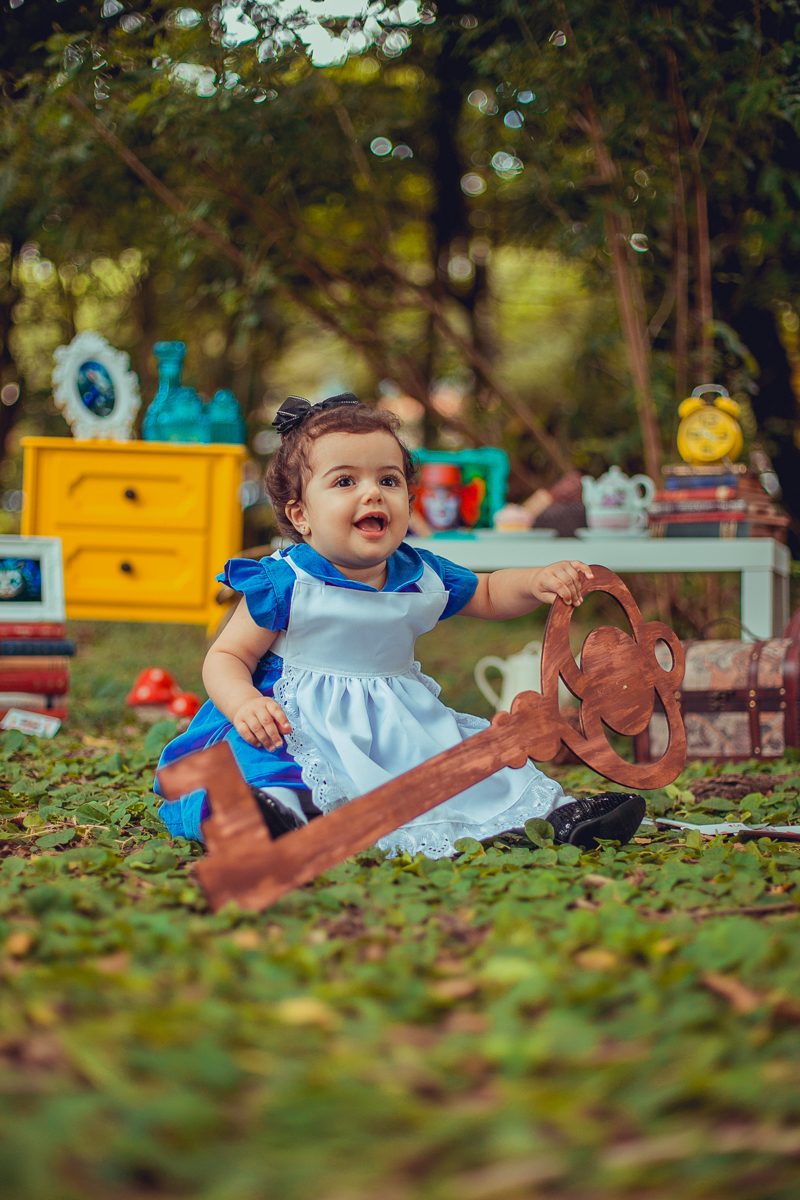 fotos de 01 ano com temática Alice no pais das maravilhas