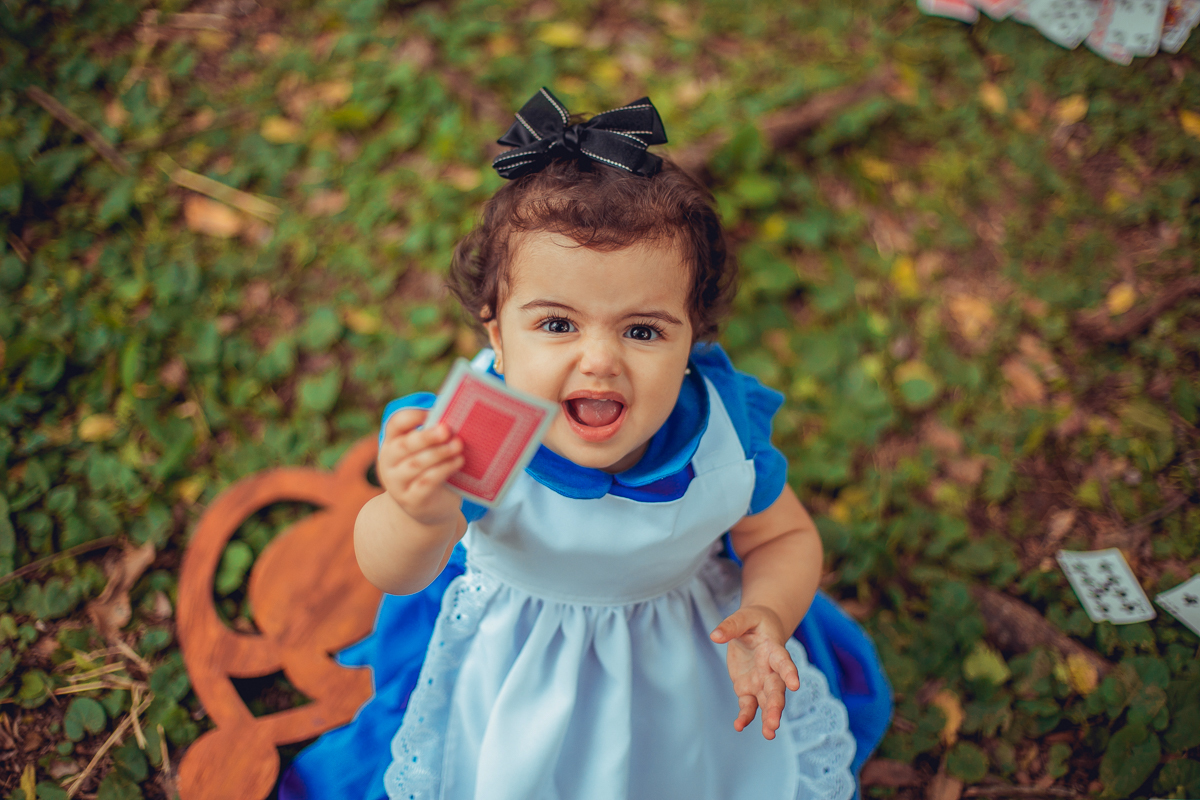 Alice com carta de baralho, ensaio no pais das maravilhas