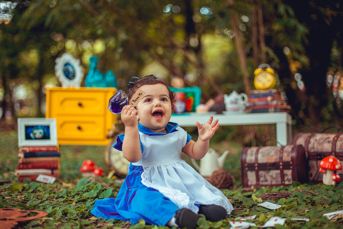 Alice brincando em seu ensaio temático