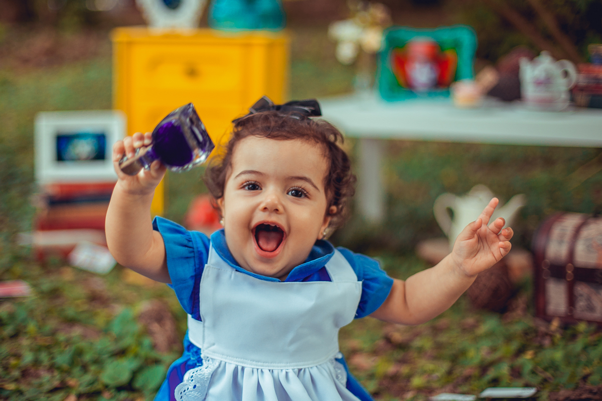 alice faz a festa com beba-me no pais das maravilhas