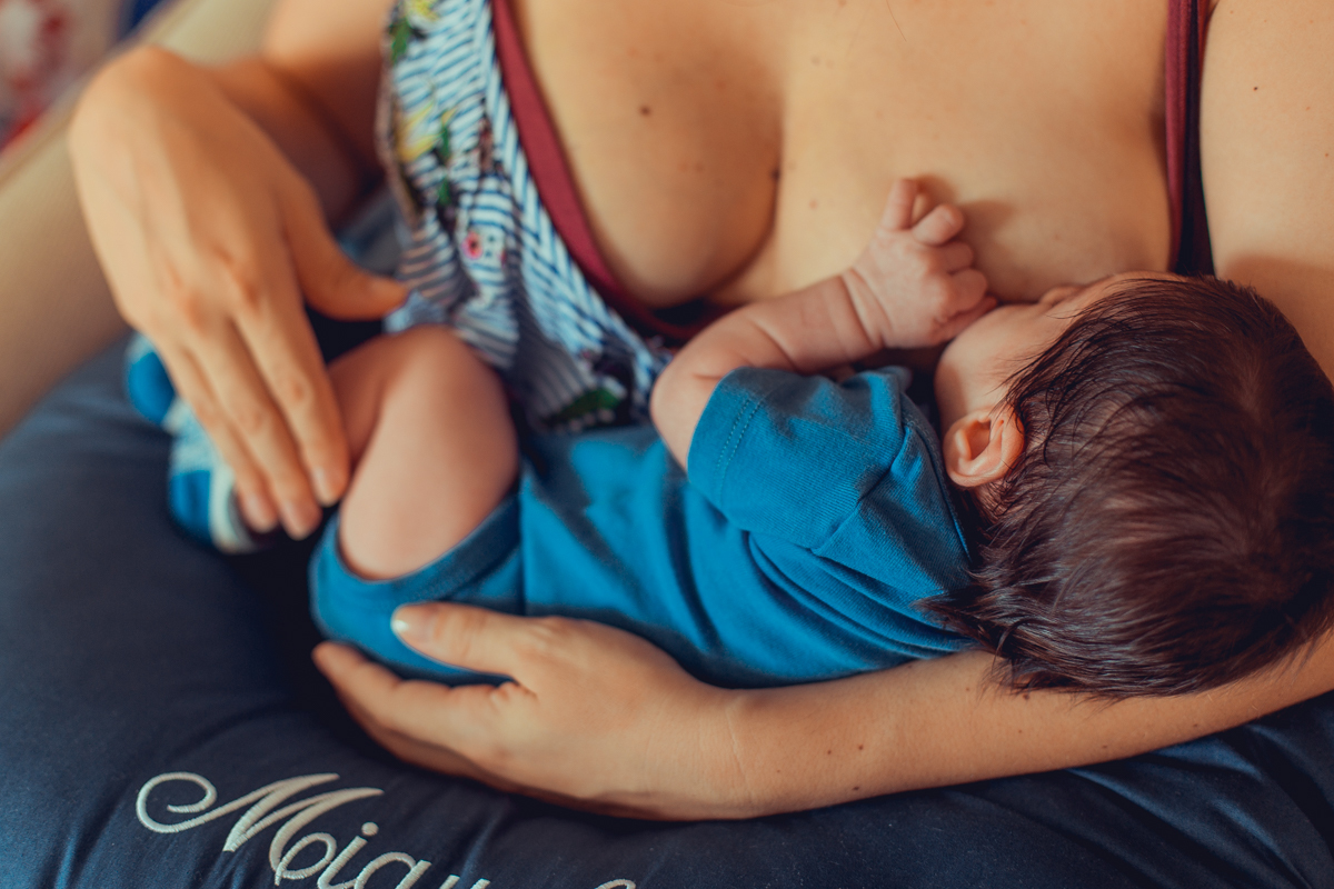mae amamenta bebe durante ensaio fotografico newborn em salvador