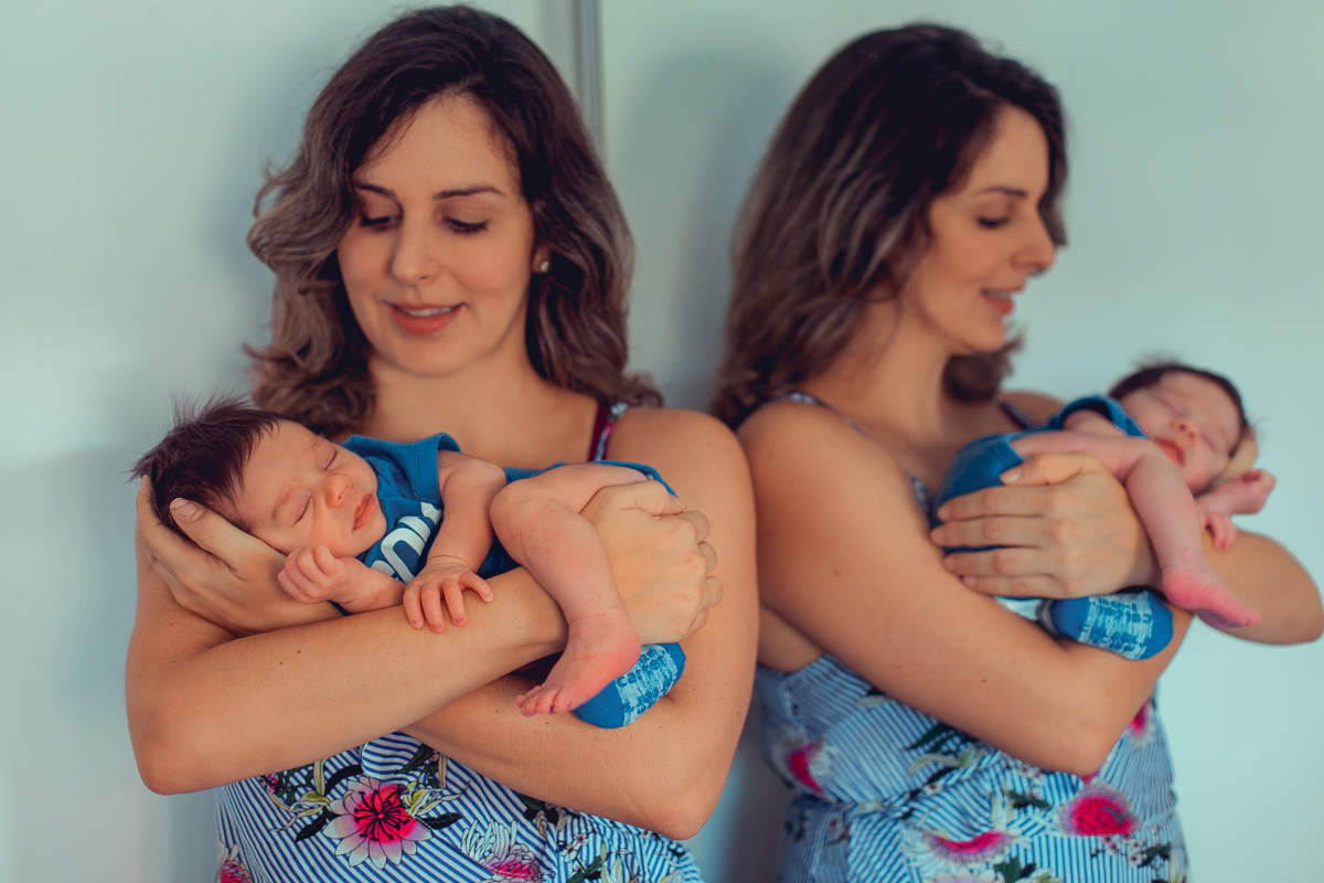 bebe no colo da mae durante ensaio fotografico newborn