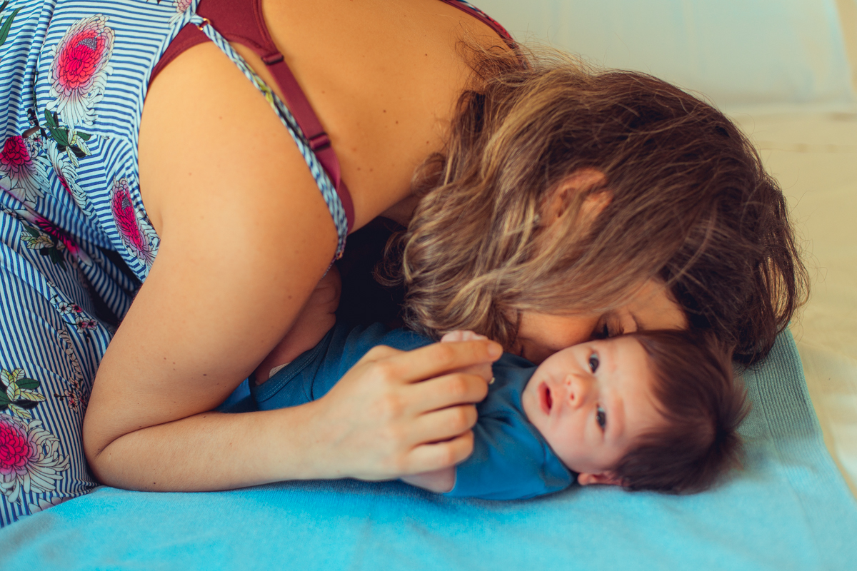 mae e filho em ensaio newborn na cama salvador
