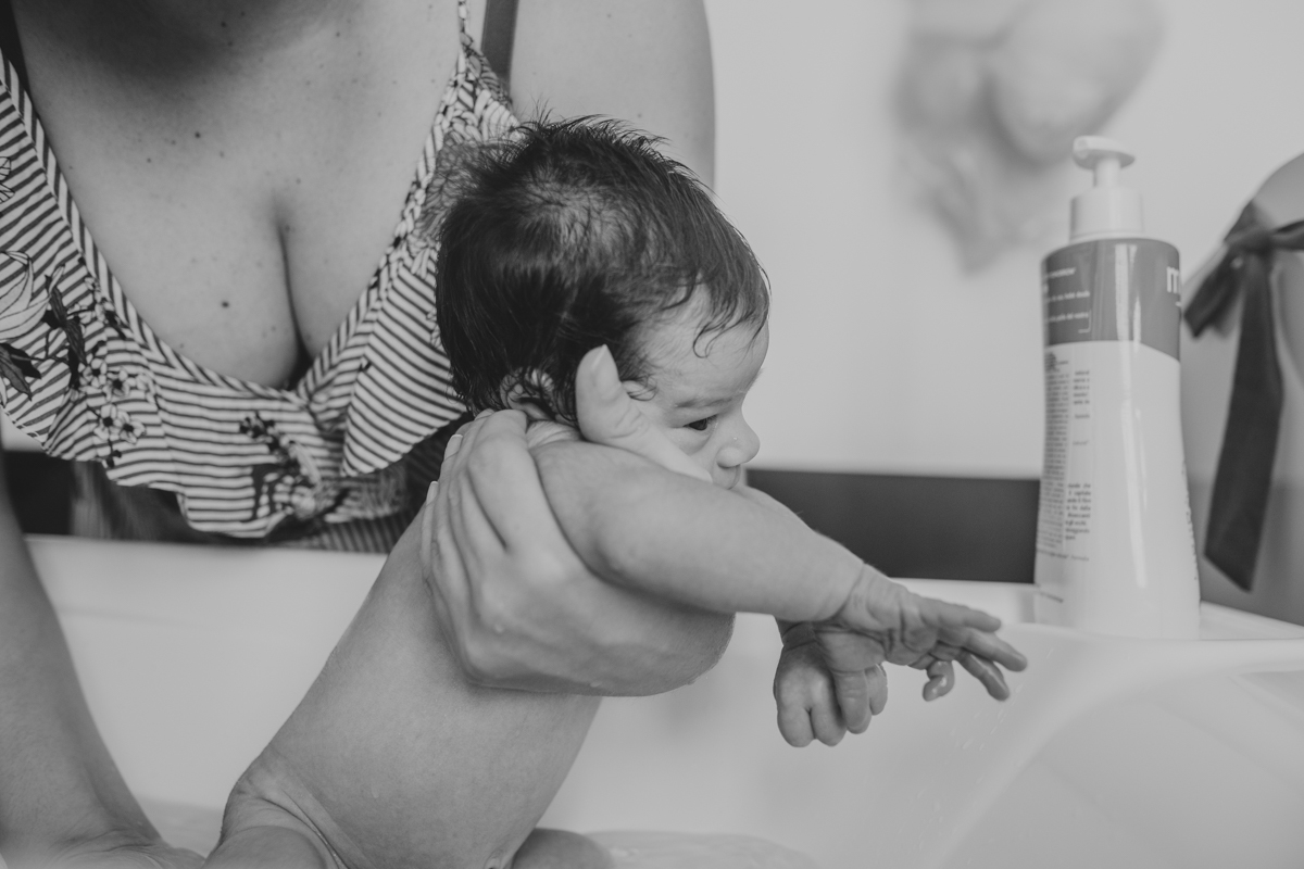 bebe toma banho em ensaio fotografico newborn em salvador