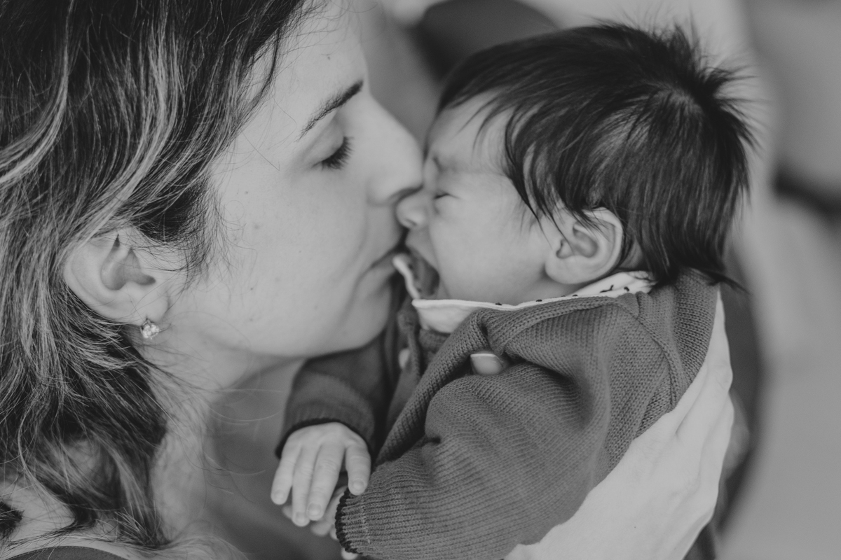 ensaio newborn lifestyle salvador com trocas sinceras de carinho entre mãe e bebê