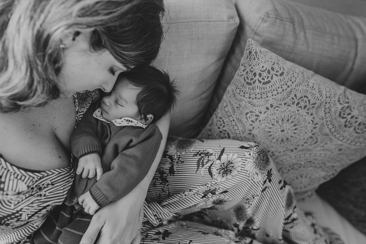 mae e filho posam para ensaio newborn lifestyle em salvador