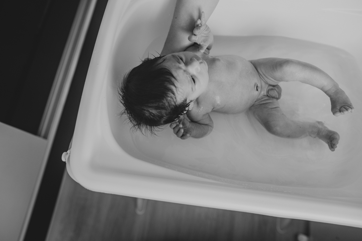 bebe tomando banho faz sucesso em ensaio da senhoritas fotografia
