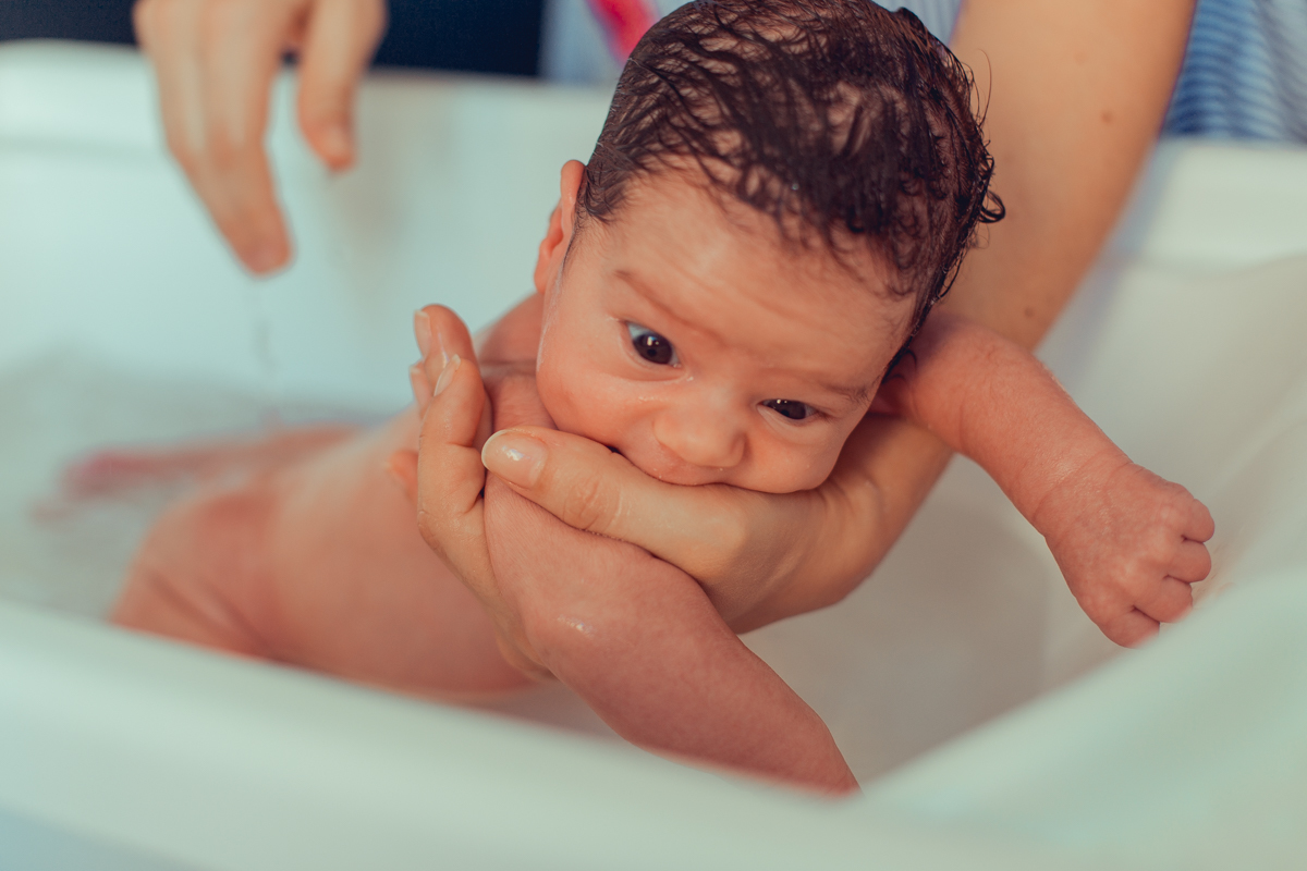 maternidade real e banho do bebe durante ensaio newborn