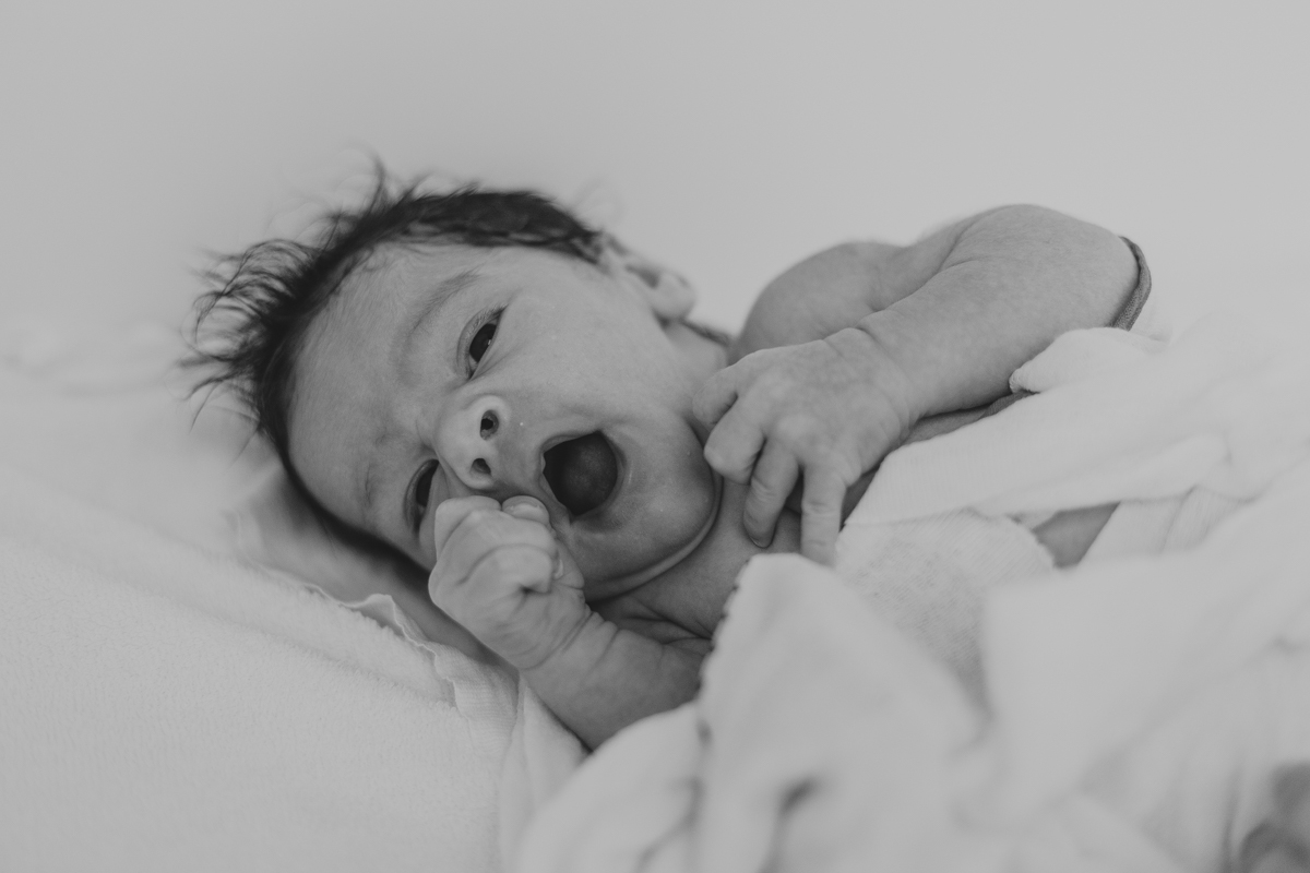 bebe bocejando em foto da senhoritas fotografia