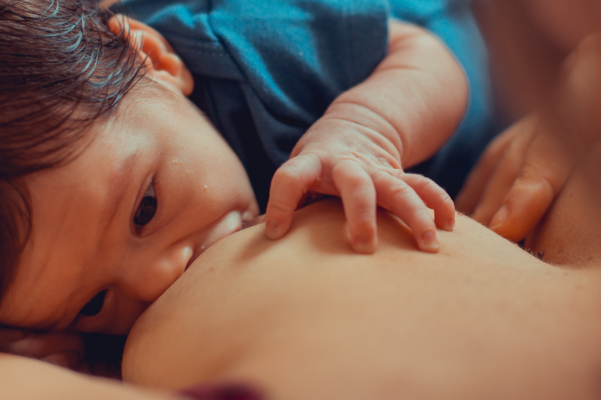 registro fotografico da amamentação do bebe nos primeiros dias