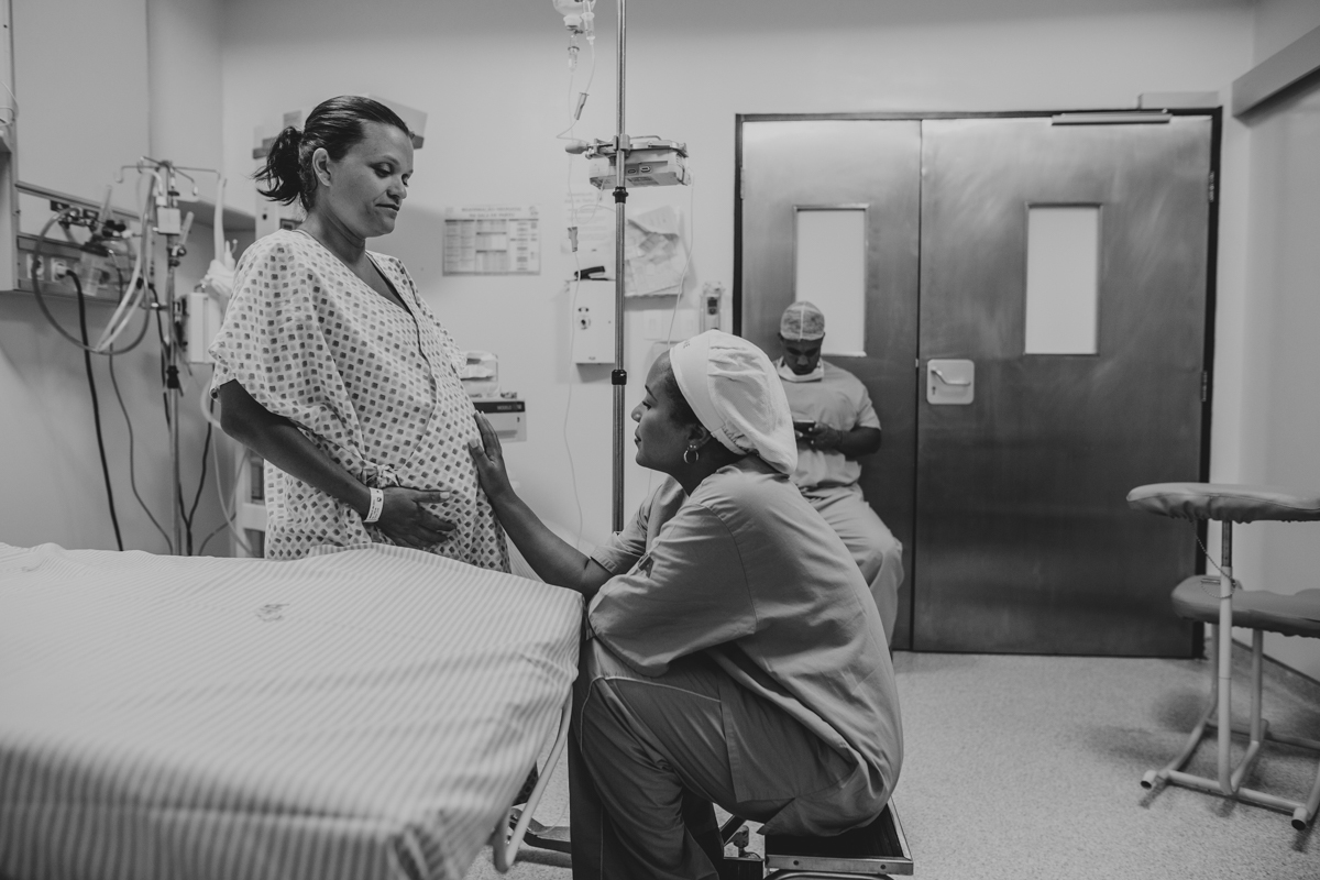 patricia souza enfermeira obstetra obstare avalia bebe durante as contrações