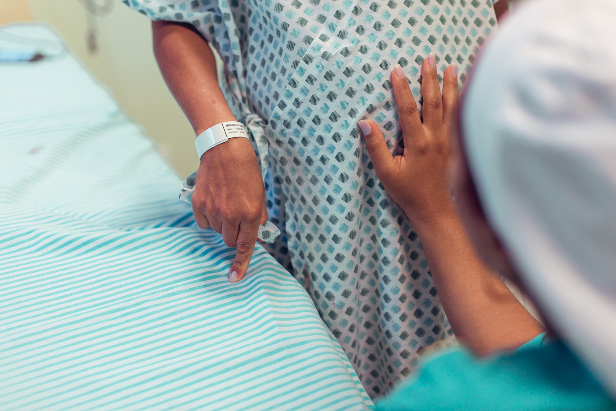 patricia souza enfermeira obstetra obstare avalia mae e bebe durante as contrações parto humanizado