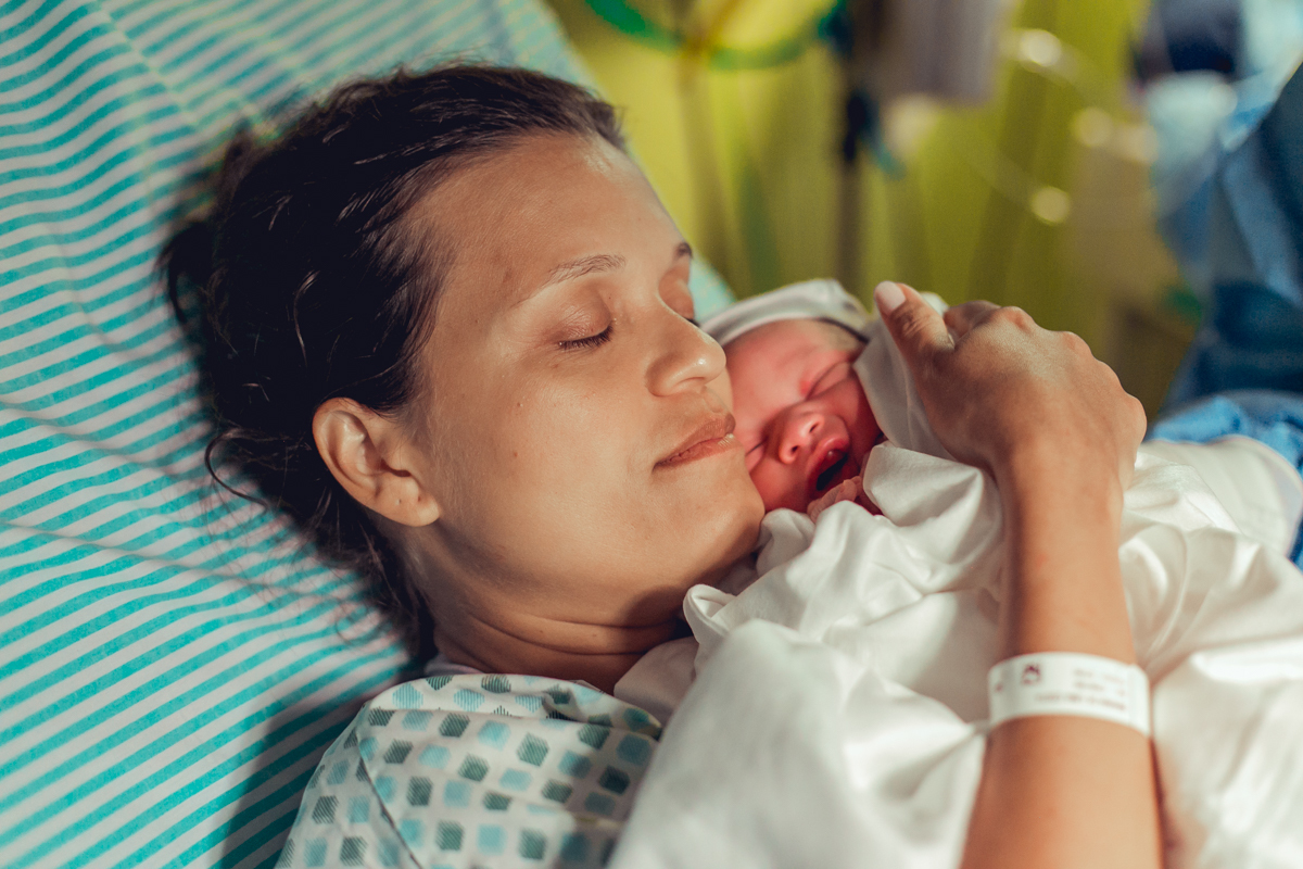 mae feliz apos parto humanizado com a equipe obstare adriana monteiro e rodrigo salvador