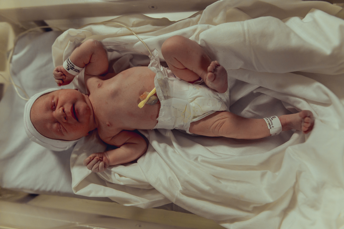 bebe recem nascido apos parto fraldas e touca humanizado fotografia de nascimento parto salvador