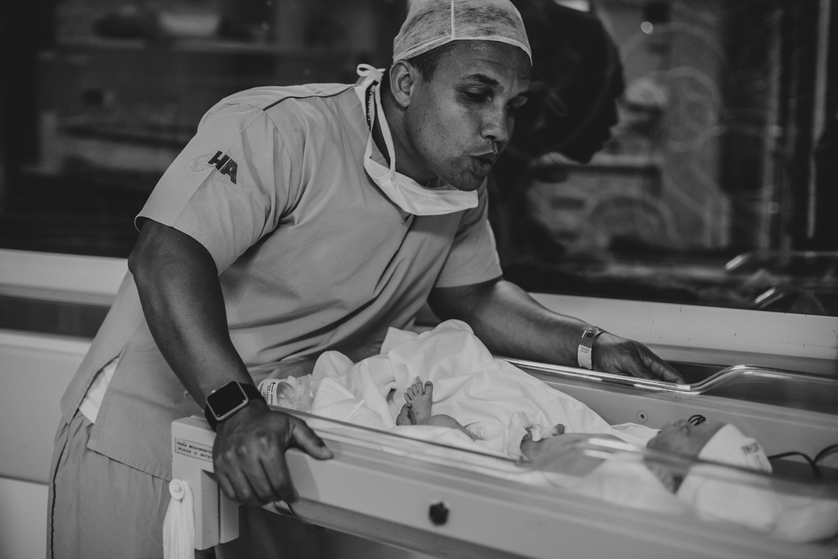 pai conversa com filho recem nascido na maternidade em salvador apos nascimento parto normal 