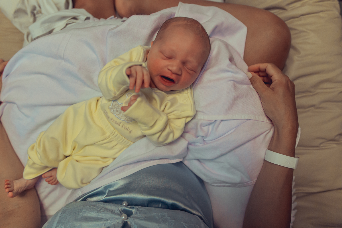 bebe dorme tranquilamente apos alojamento imediato na maternidade do hospital aliança