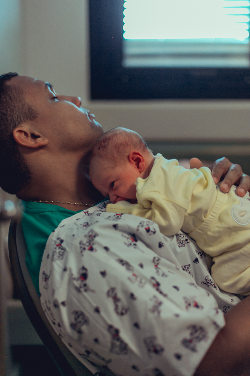 pai colocando filho para arrotar apos parto humanizado no hospital aliança