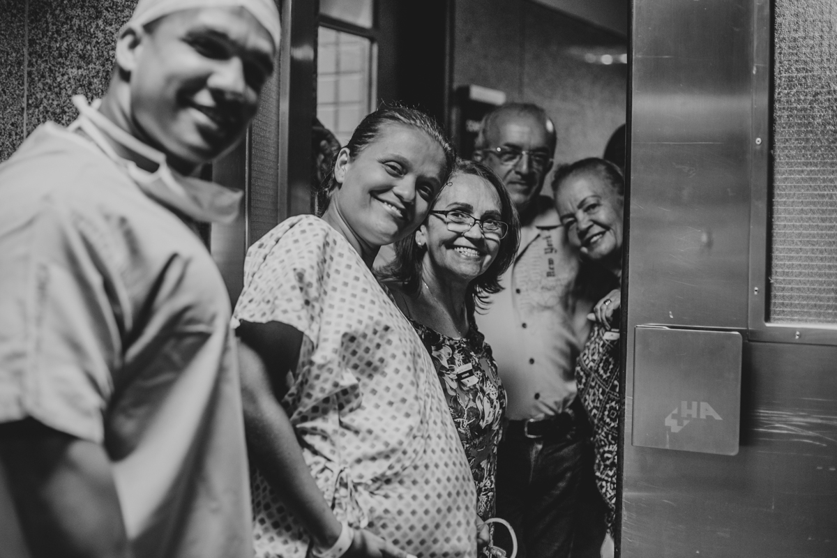 gestante recebe apoio emocional da familia durante trabalho de parto com a equipe obstare no hospital aliança