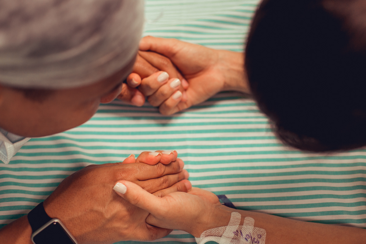 registro dos detalhes durante parto humanizado em salvador fotografia de nascimento