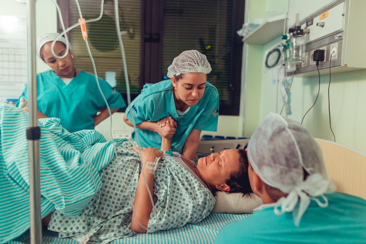 obstetra adriana monteiro obstare faz hipnose durante trabalho de parto