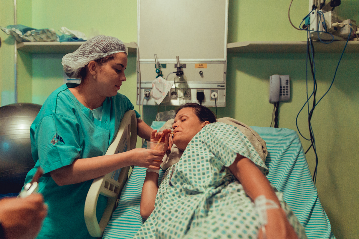 obstetra adriana monteiro obstare ingestao de liquidos durante trabalho de parto normal humanizado