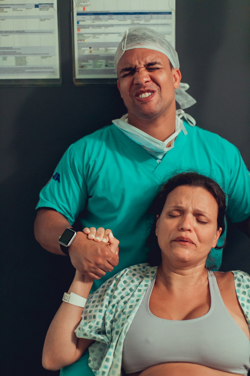 pai parindo junto com a mae durante parto humanizao no hospital alinça