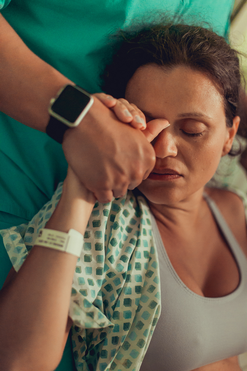 mae descansa apos contrações durante trabalho de parto no hospital aliança