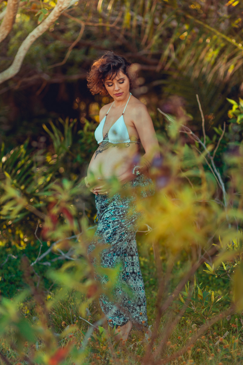 gravida linda em meio a natureza em ensaio gestante em salvador