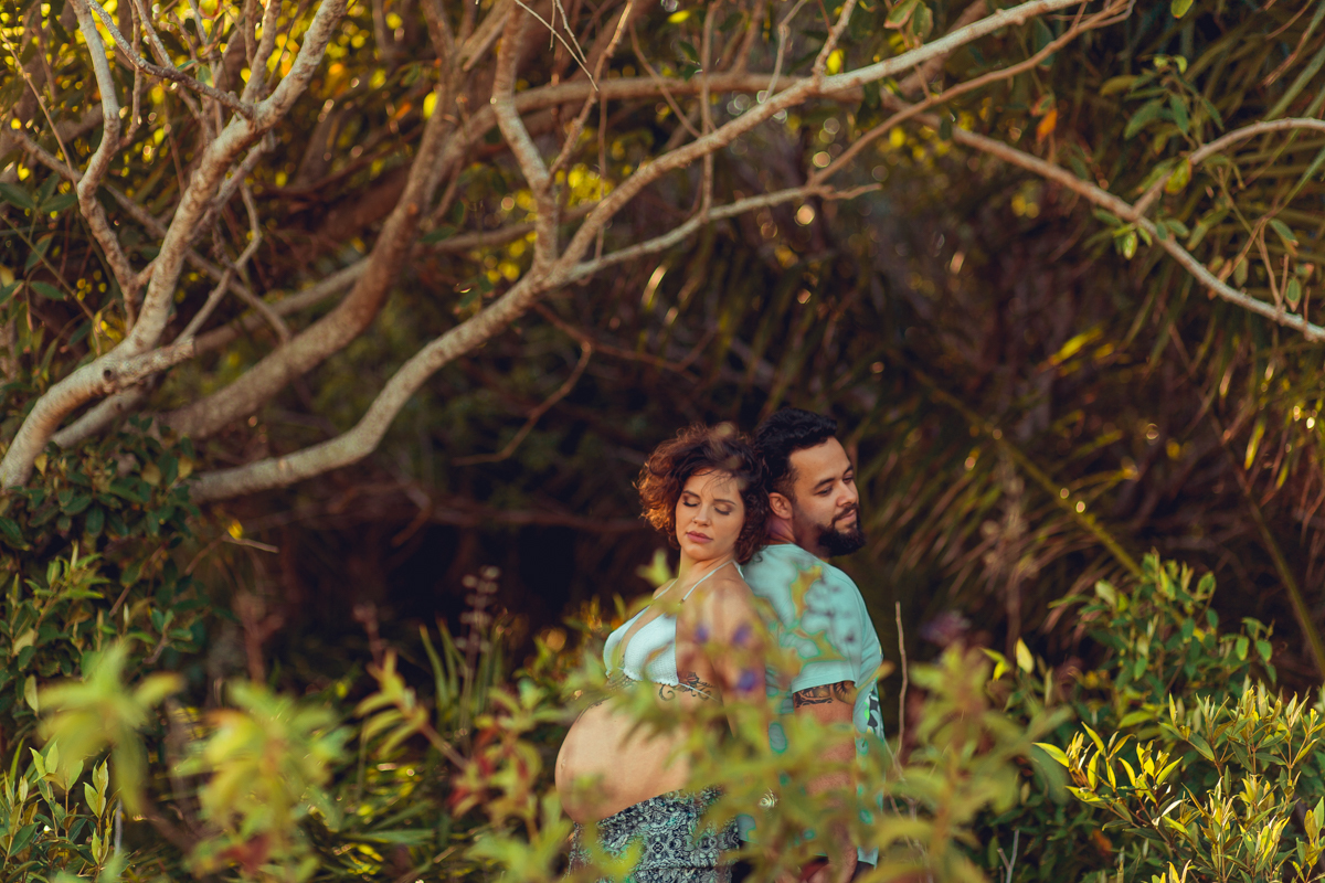casal posa em ensaio gestante em salvador com fotos criativas na natureza