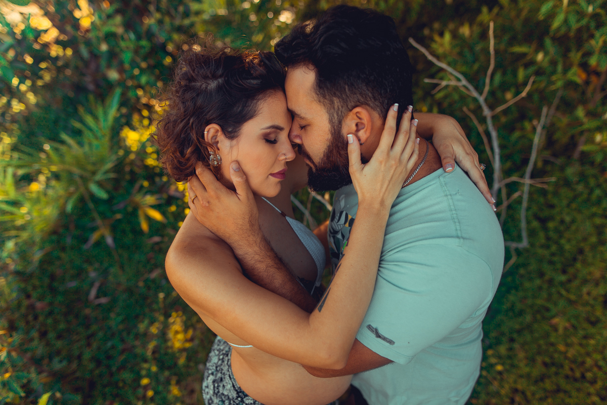 casal carinhoso camaçari salvador praia de itacimirim em ensaio gestante