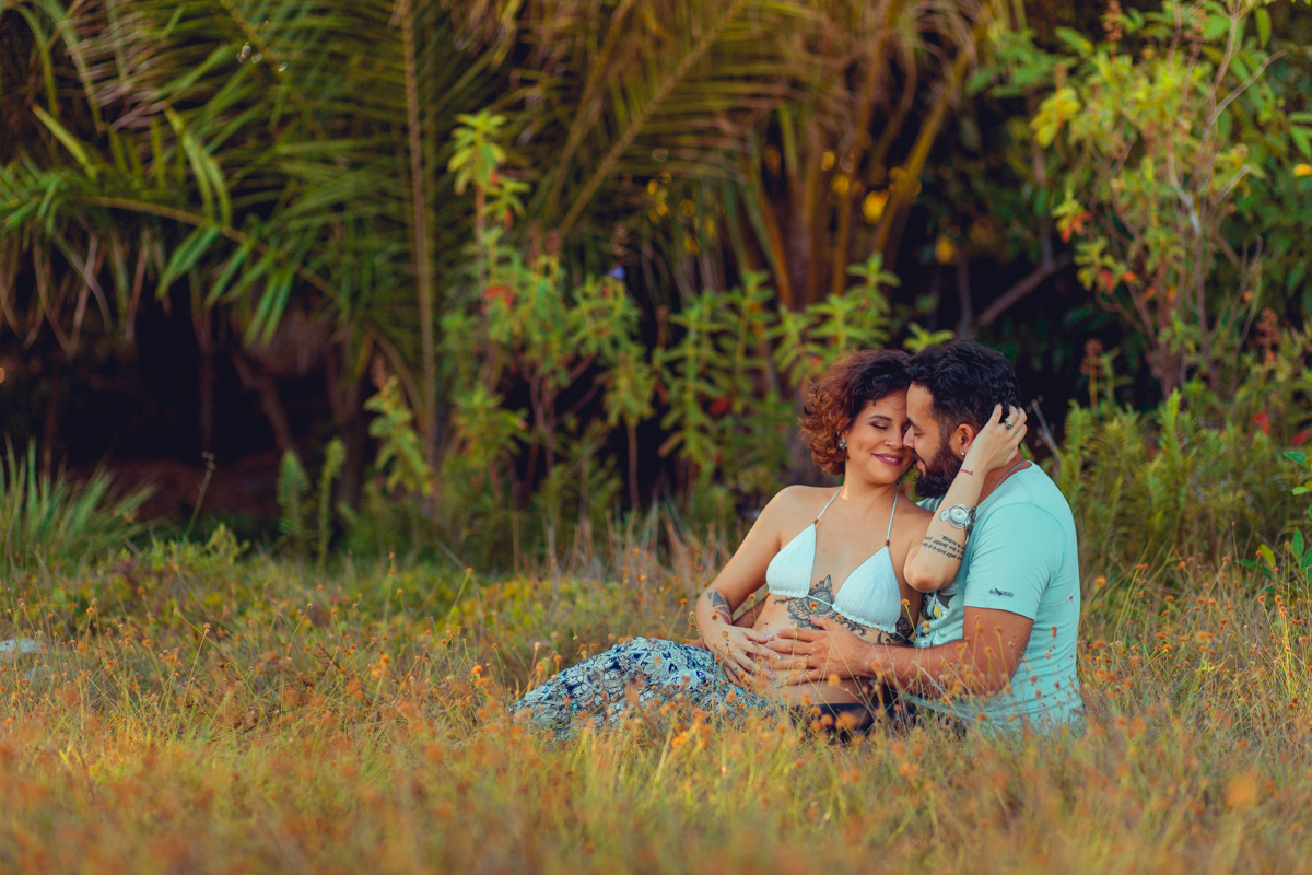 casal se diverte durante sessao de fotos ensaio gestante salvador