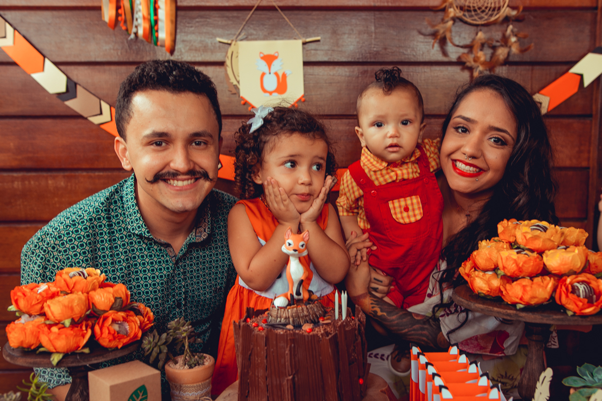 família feliz em aniversário de 03 anos na escola