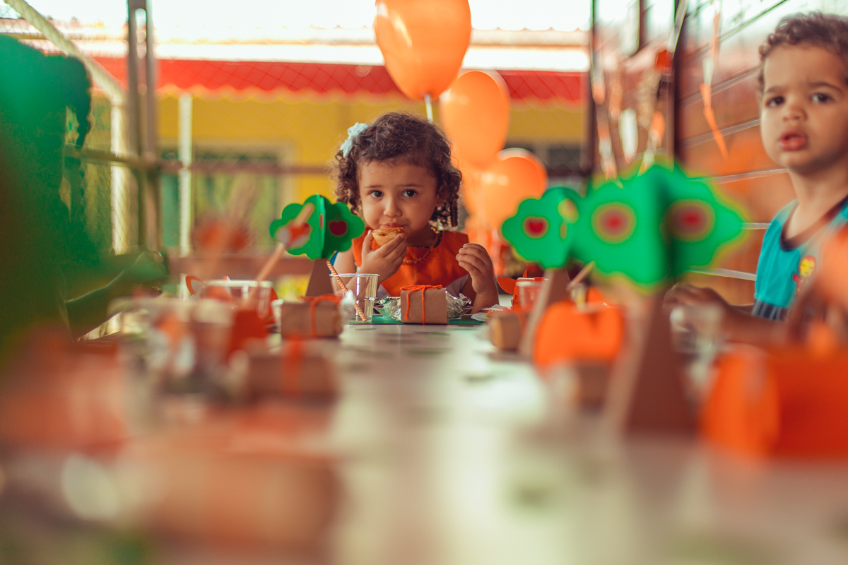 aniversariante curtindo festa de seus 03 aninhos na escola