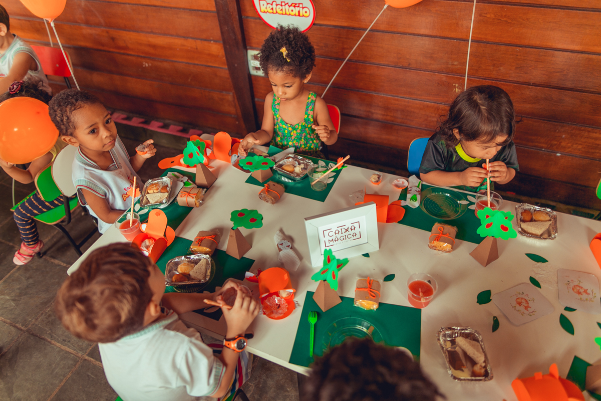 Festa escolar com turma de aniversariante que completou 03 anos