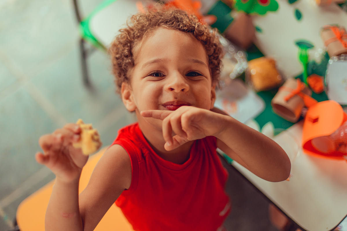 Sorriso sincero em aniversario infantil na escola