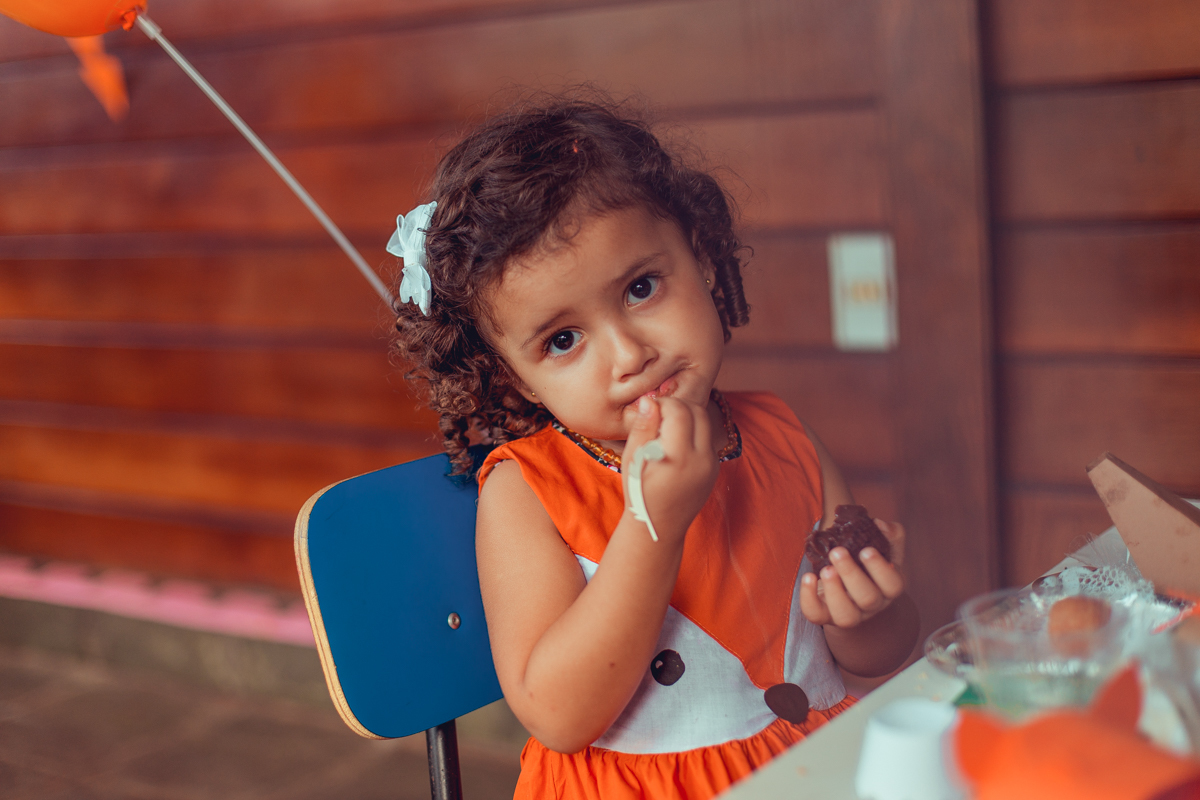 aniversariante fofa fazendo pose para foto