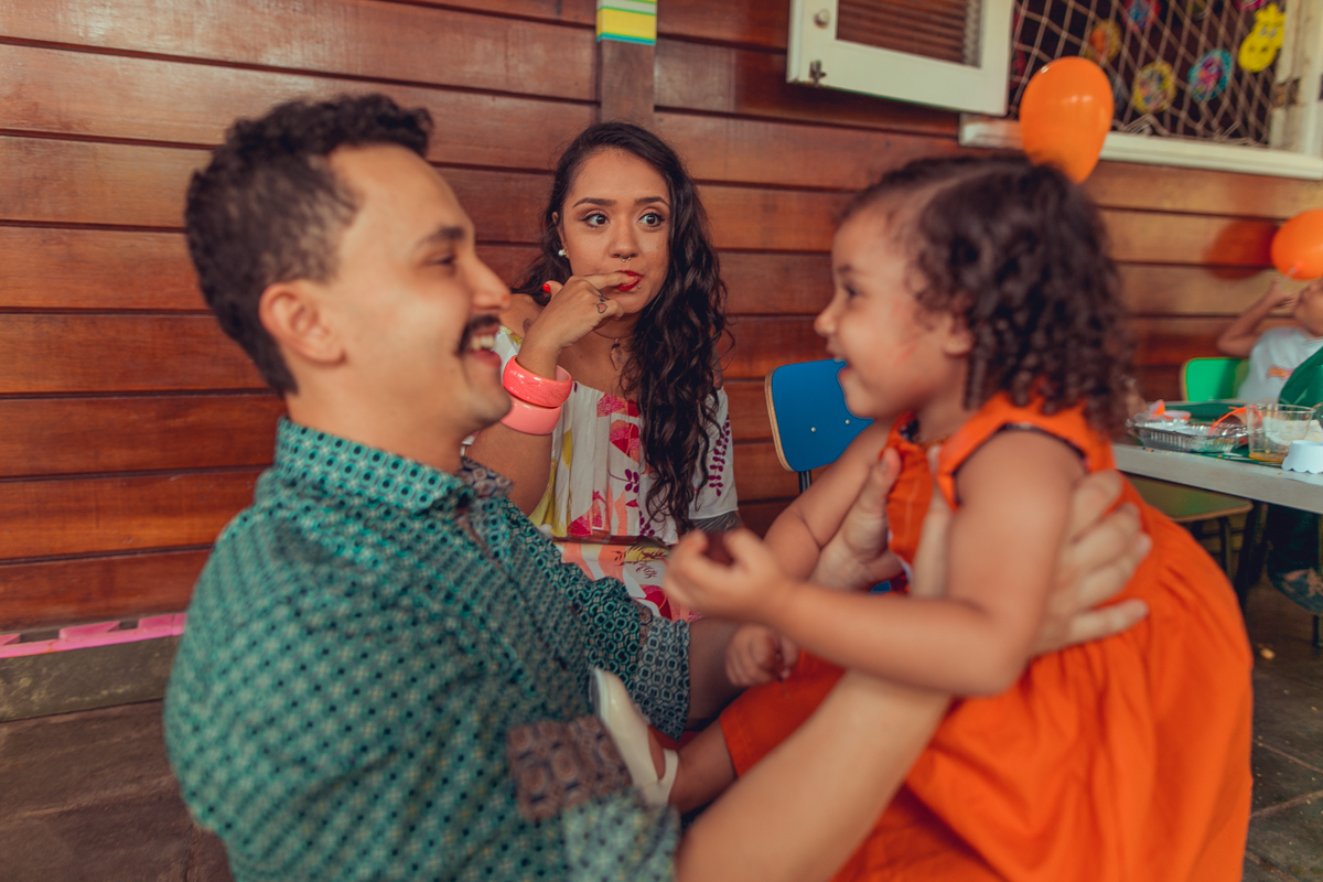 Pai brincando com filha em aniversario na escola aquarela Lauro de freitas
