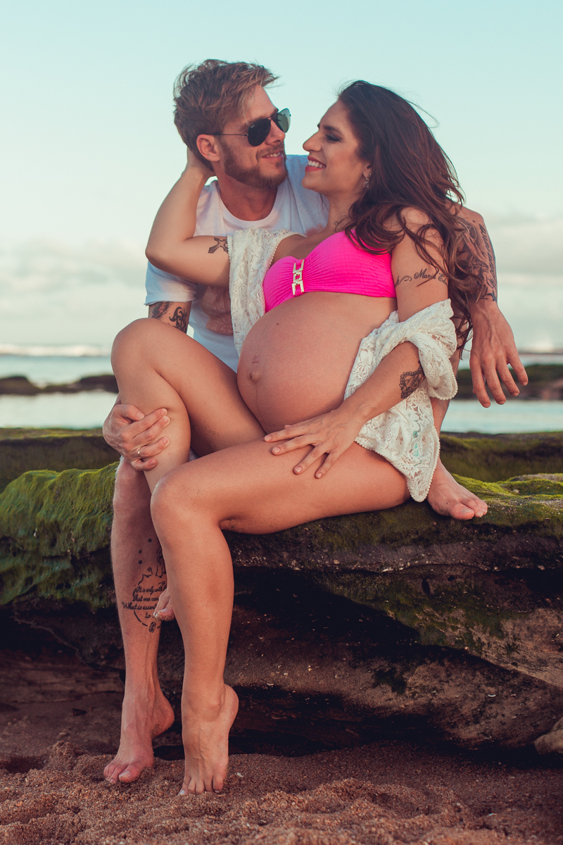ensaio gestante salvador com o marido fotos de biquini criativas na praia