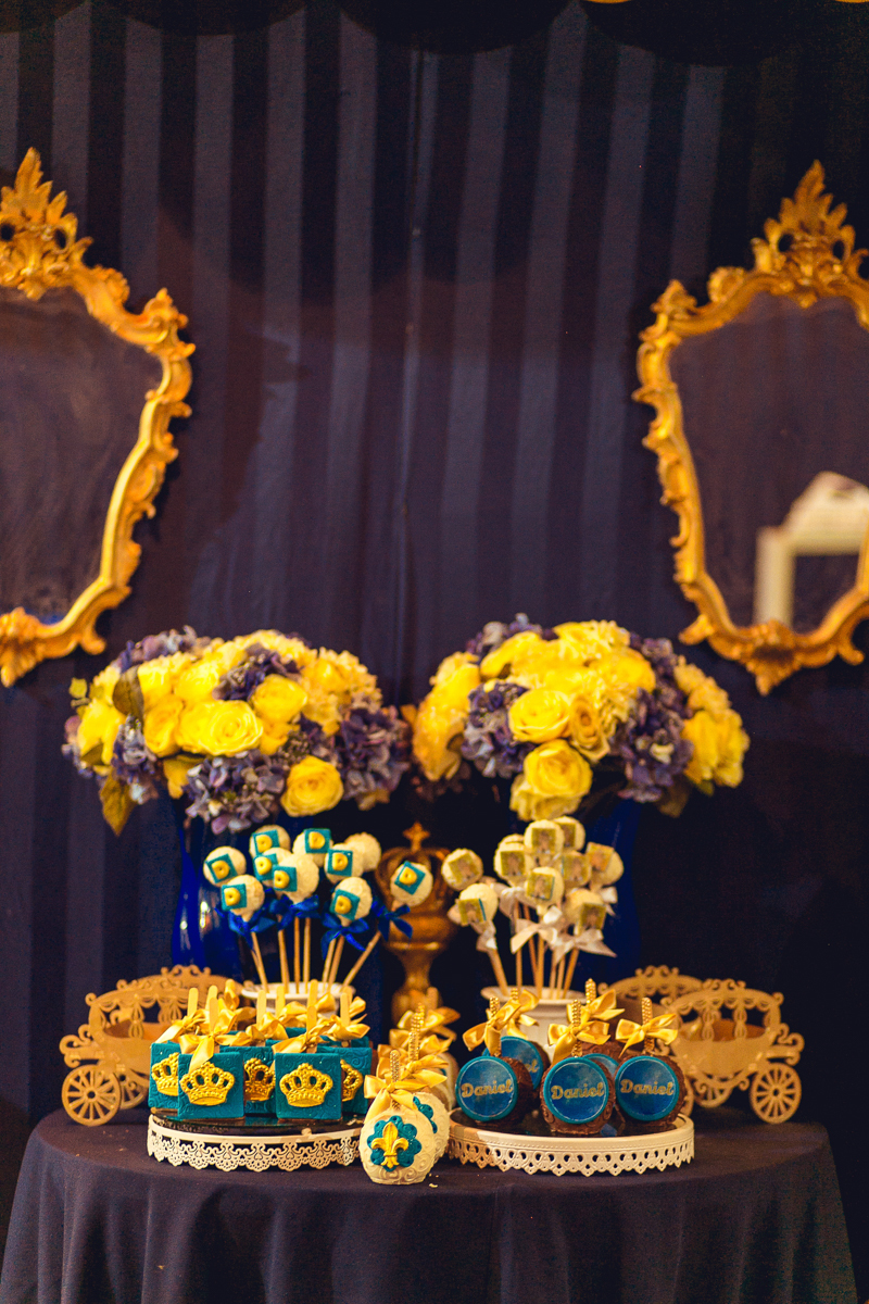 Mesa de doces decorada com  flores na festa infantil do Daniel